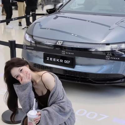 Linkslenken Zeekr 007 Hochgeschwindigkeits-Elektroauto mit Online-Lenkung und Reichweite von 870 km