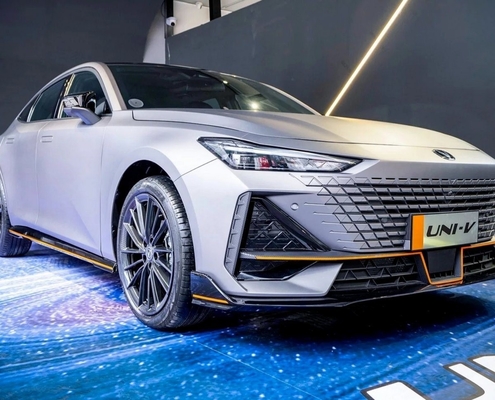 Wechseln Sie ein UNI-V 2.0 T 4 Wd Auto Gas Fahrzeug Gas Auto EV Auto bei Reifen Spezifikation 330kw