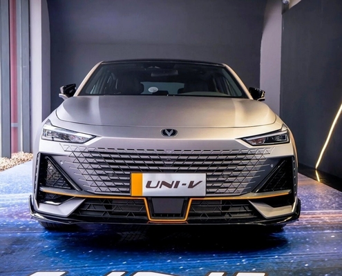 Wechseln Sie ein UNI-V 2.0 T 4 Wd Auto Gas Fahrzeug Gas Auto EV Auto bei Reifen Spezifikation 330kw