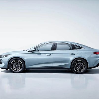 4-Türer 5-Sitzer Limousine BYD Qin L Dm-I 80 km Niedrigverbrauch Hybrid-Elektroauto