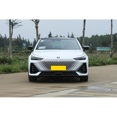 Ein Uni-V 23 2.0-2.6L Smart Pilot, chinesische Autos, Limousinen mit Linksherren.