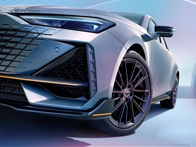 New Energy Chinese Auto New Chang′an Uni-V Intelligent Electric Idd 5 Seaters Electric Vehiles